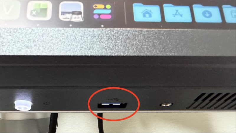 MA270UのUSB-Aポート