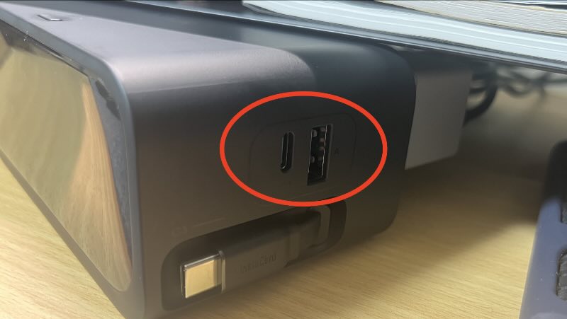 側面のポートが使いにくい