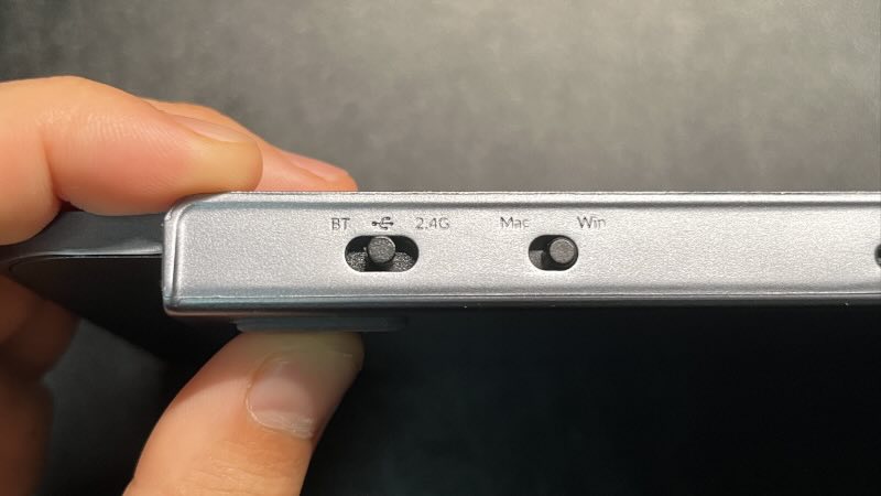 側面のスイッチ