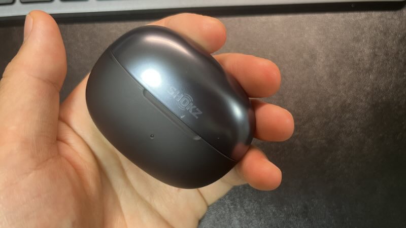 前作OpenDots ONEを手に持っている様子
